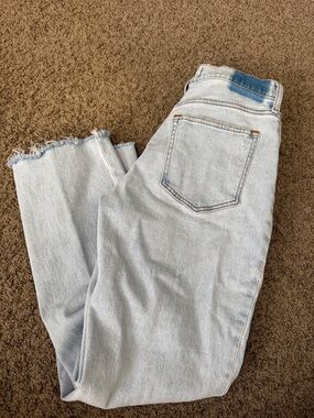 Abercrombie & Fitch Light Wash Cropped Jeans with Frayed Ankles